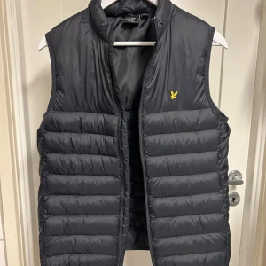 Svart dunväst från Lyle & Scott - Säljer en svart dunväst från Lyle & Scott ca 170 köpt på kids brand store