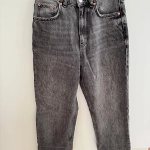 Grå jeans från Gina Tricot, strl 34 - Gråa jeans från Gina Tricot i modellen Perfect Jeans. De har klassisk femficksdesign, raka ben och normal passform. Har använts några gånger, och säljs då de är för små för mig. 