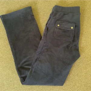 Juicy byxor💗 - Säljer dessa mörkblåa juicy byxor. Dom e är väl använda men i fint skick💗 