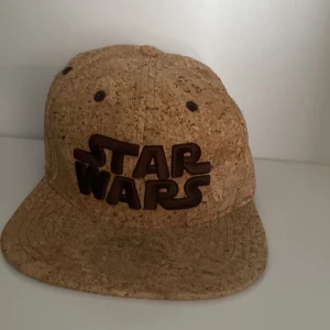 Limited star wars keps  - Star wars keps i nytt skick inte använd. Finns bara ett fåtal av denna keps. Passar med allt ger dig en extra topping på din stil✨💫 pris kan diskuteras 🤝