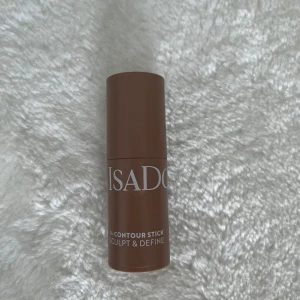 Isadora Contour Stick - Krämig contour stick från Isadora i en varm brun nyans. Färgen är 34 dark almond. Tagit hand om den väl🫶🏻
