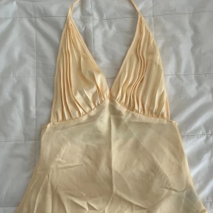 Snygg halterneck topp - Supersnygg halterneck topp i mycket bra skick. Storlek xs/s. Köpt secondhand 