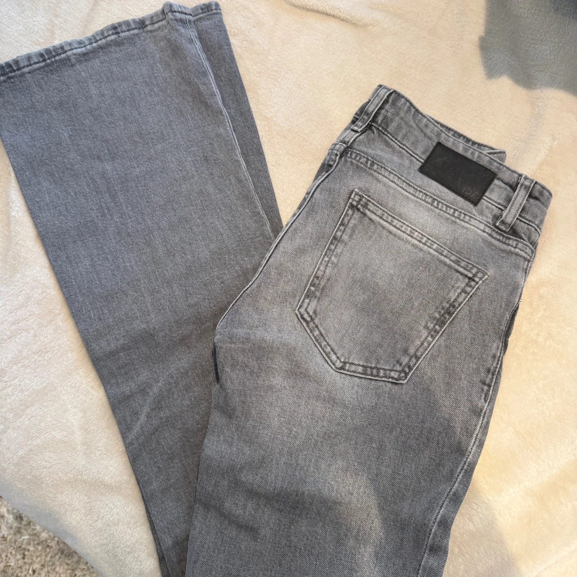 Grå bootcut jeans från 157