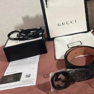 Gucci Bälte - Endast provad på men passade ej. All original förpackning medföljer. Köpt på en resa därav utländskt kvitto. Priset kan diskuteras vid snabb affär