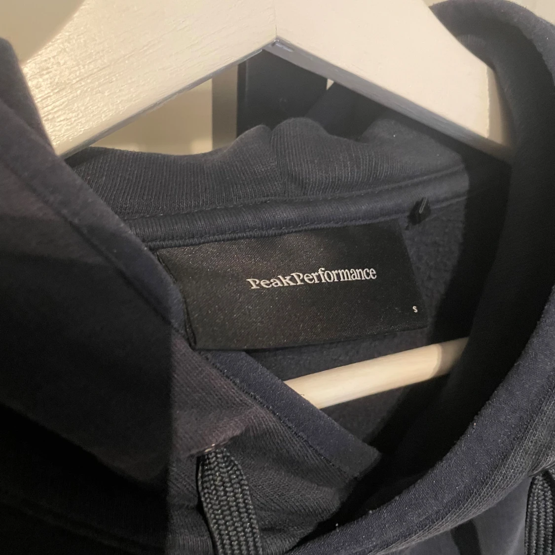 Svart hoodie från Peak Performance - 2