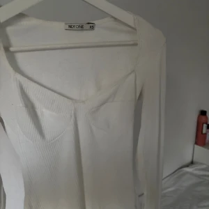 Vit body - Säljer en vit body 