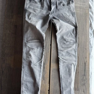 Replay Anbass 31 - Storlek 31. Ljus gråa. Nypris ca +1700kr. Mycket bra skick, väl omhändertagna. 