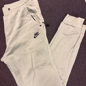 Ljusgröna mjukisbyxor från Nike L - Snygga ljusgröna, Byxorna har resår i midjan. Perfekta för chill eller träning, tillverkade i mjukt bomullsmaterial för extra komfort. Saknar bandet vid midjan, vet ej om dom är äkta elr inte 
