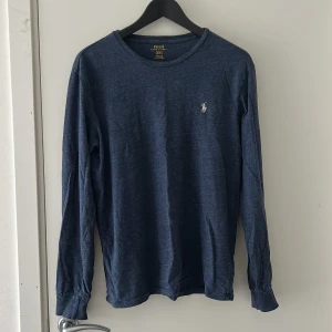 Polo Ralph Lauren tröja - Mörkblå långärmad tröja från Polo Ralph Lauren, storlek S samt slim fit😫😃