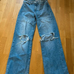 Jeans - Wide jeans med hål i💗