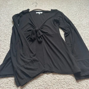 Design by si tröja - Fin topp. Endast använd 1 gång, perfekt till fest och vardag💗