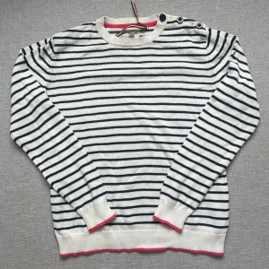 Randig tröja - Fin randig tröja som knappt använd. Passar mellan 170 - 180 cm. Pris kan diskuteras. Hör gärna av dig vid frågor eller fler bilder!