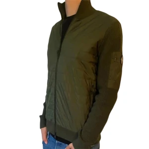 Olivgrön cardigan j Lindberg - Snygg olivgrön eftertraktad cardigan från J.Lindberg. Jackan är i mycket bra skick och inga defekter. Har använt den i ungefär 3 månader. Storlek S. Skriv gärna om du har frågor. Dragkedjan på vänstra fickan är trasig 