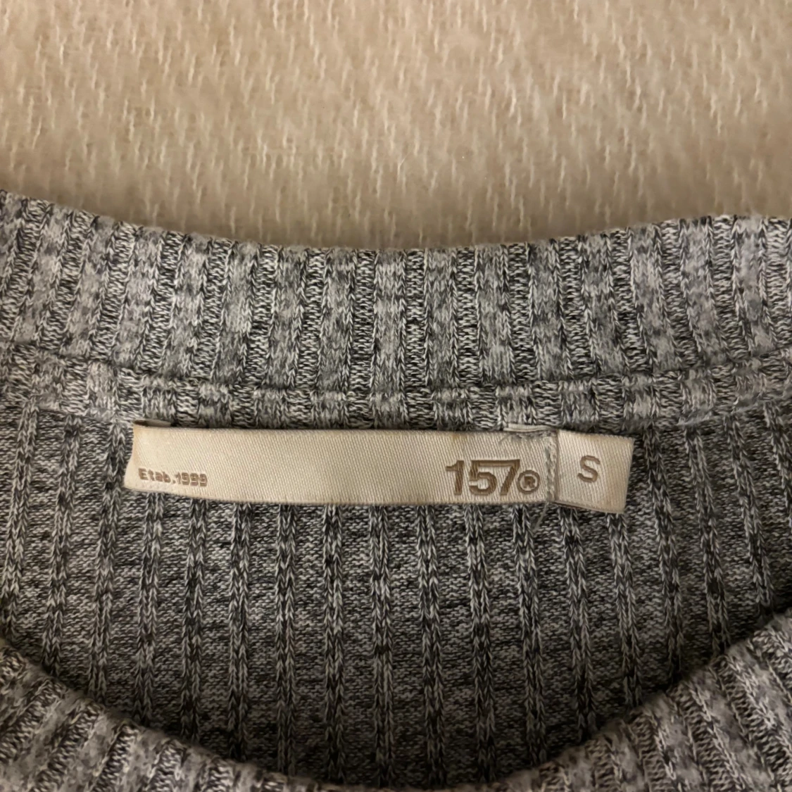 Grå ribbad topp från lager 157 - 3