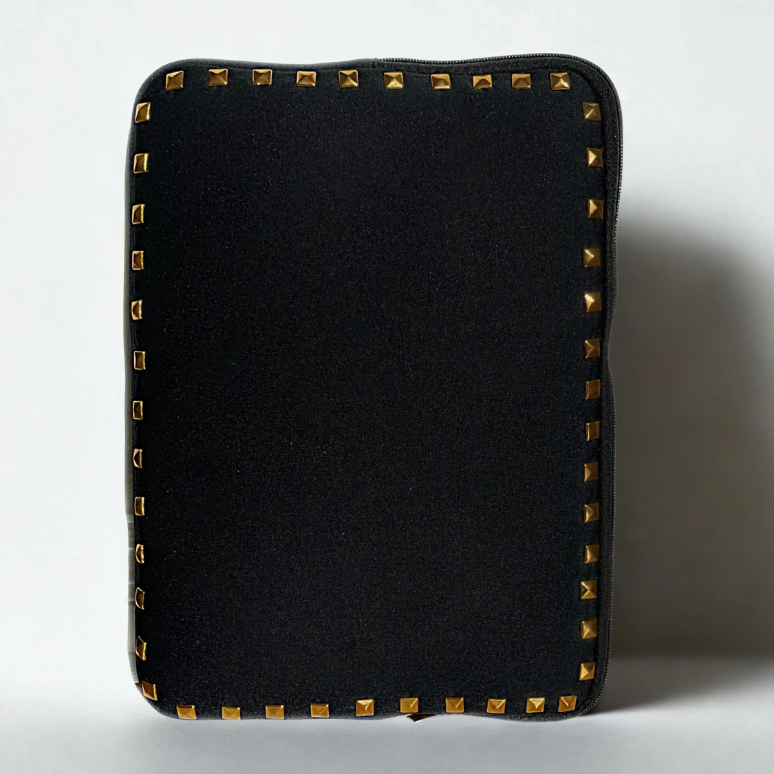 Datorfodral svart med guld nitar - 1