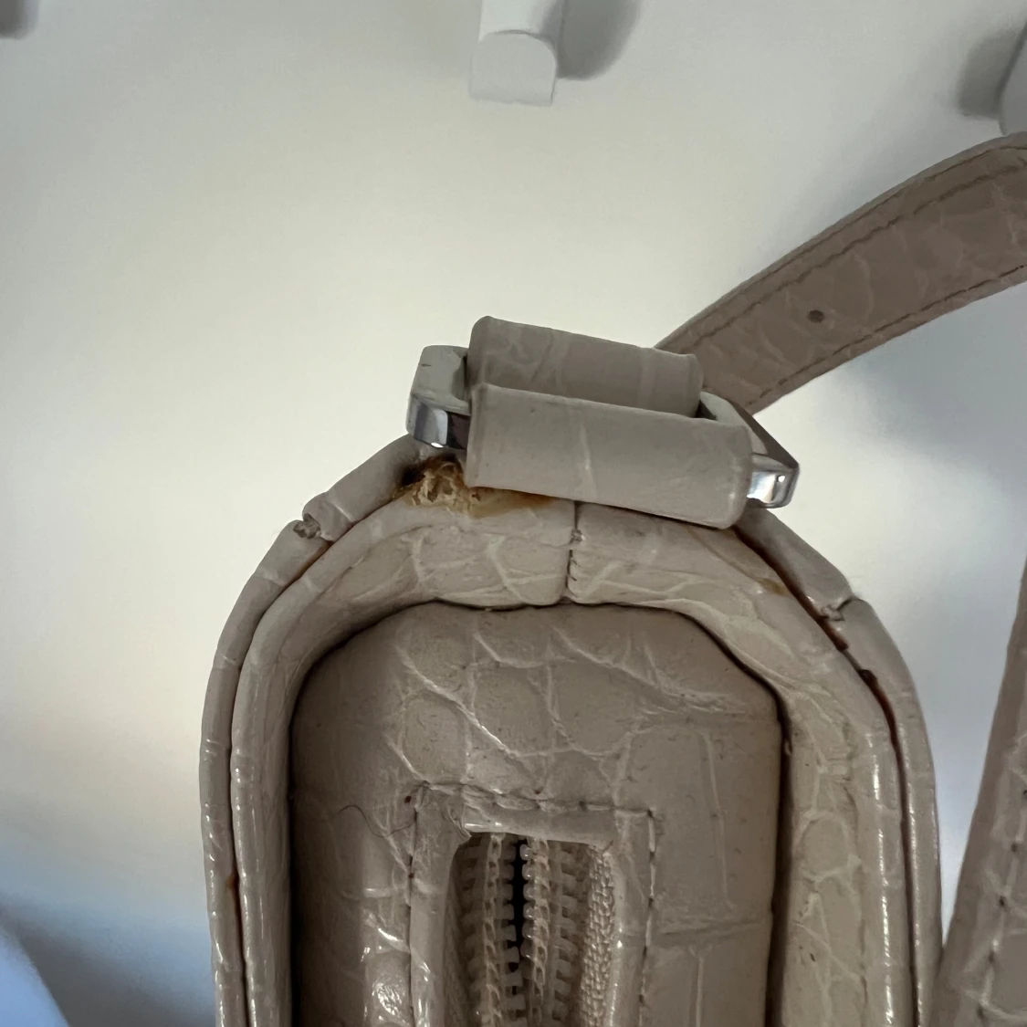 Beige axelväska i krokopräglat syntet - 3