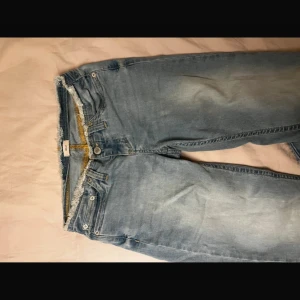 Ljusblå jeans nelly - Säljer med mig ljusblåa jeans ifrån Nelly. Aldrig använda i storlek S. Nån fläck på benet, vet inte vad det är kanske försvinner i tvätten