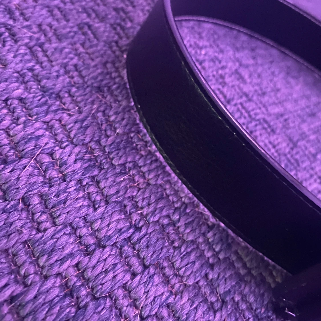 Svart skärp med H-spänne i skinn - 1