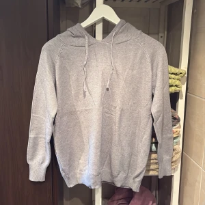 Ljusgrå stickad hoodie med huva - Storlek S,XS skön tröja men som inte passar mig. Helt ny, mest nytta för XS