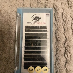 Beauty Kaisen fransförlängning mix - Mixad ask med svarta fransar för fransförlängning från Beauty Kaisen. Fransarna har D-böj, tjocklek 0.15 mm och varierande längder mellan 9-14 mm. Perfekt för att skapa en fyllig och dramatisk franslook. Kommer i praktisk plastask.