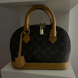 Alma bb  - Alma bb väska. Använd endast ett par fåtal gånger, som ny. Axelremsband tillkommer, pris kan diskuteras🩷