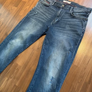 Hilfiger Slim Jeans  - Tja! Säljer ett par as feta Hilfiger jeans. Sjuka slitningar o detaljer. Fet tvätt. Slim passform, Storlek W36 L32