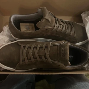 Bruna/gröna sneakers från Björn Borg - Bruna sneakers från Björn Borg i mocka. Inte använd någon gång pga fel storlek kom.