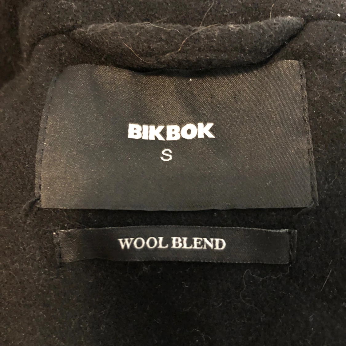 Svart kappa från Bik Bok i ullmix - 3