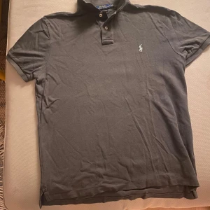 Ralph lauren polo - En grå Ralph lauren polo i storlek medium, perfek sick.  