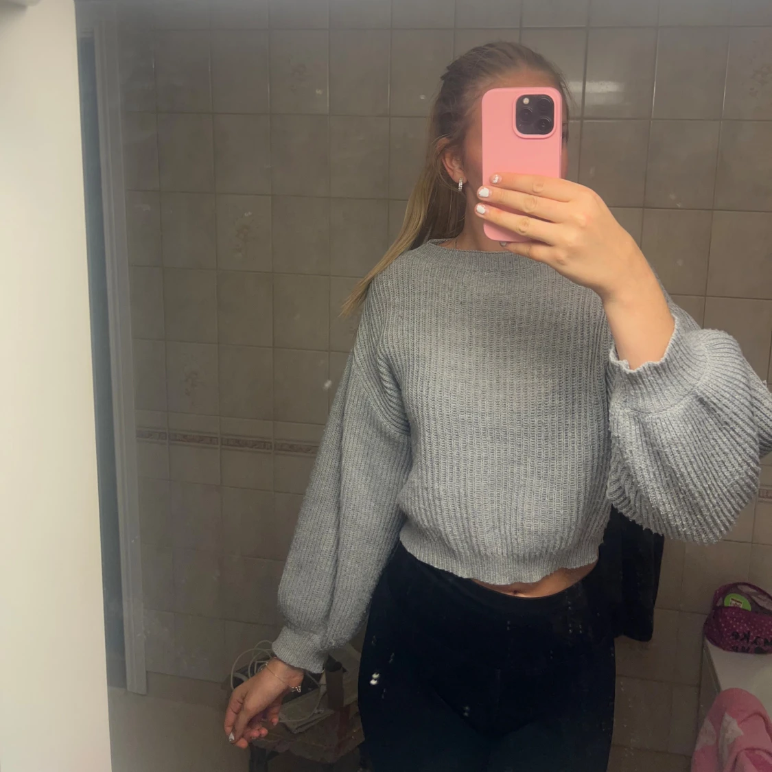 Grå croppad stickad tröja