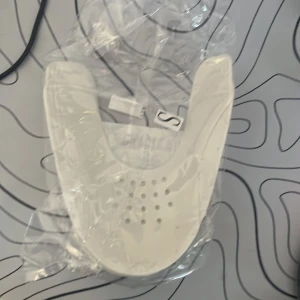 Vita creas skydd - Säljer creas skydd passar storlek 40-45 skulle jag säga de är bekvämare än normala. Normalt har jag haft problem men att creas skydd är obekvämt och obehagligt att ha på säg och i vissa fall göra så jag får sko skav men inte dessa 