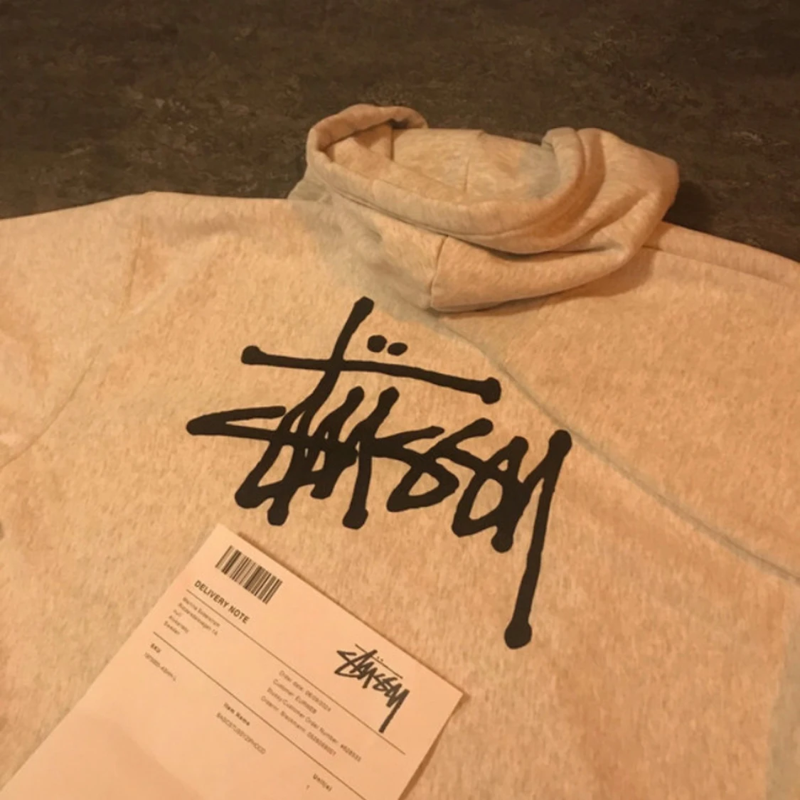 Grå Stüssy hoodie - 2