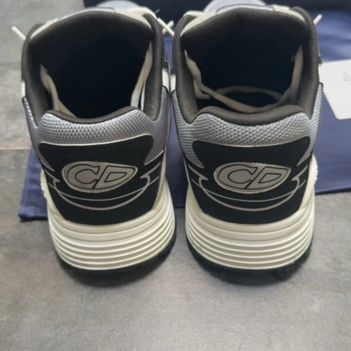 Dior sneakers i svart, grå och vit - 3