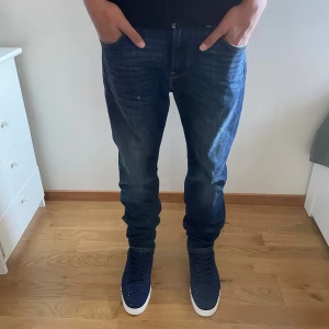 Lee Jeans - Säljer ett par lee jeans som är helt nya, jeansen är storlek 29/32, modellen är 174 och väger cirka 55-60kg, Kom med funderingar och prisförslag 