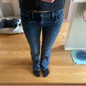 Low waist bootcut jeans från Gina young  - Low waist bootcut jeans den Gina tricot young i storlek 164 tall jag har sprättat upp de längst ner men det är inget som syns så mkt se sista bilden! Skriv vid frågor!💕