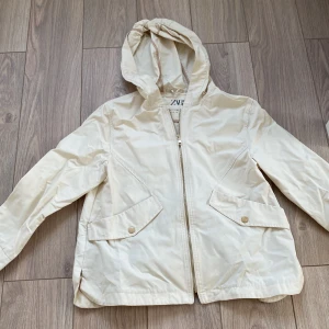 Snygg Zara jacka - Jätteeee snyggg Zara jacka som är tyvärr lite litet. Jätte fin och super bra om det är lite regnigt och blåsigt. Storlek 152 men passar 164 som tre kvarts jacka!