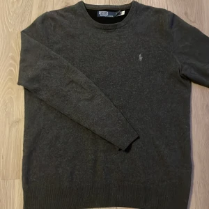 Grå Ulltröja Polo Ralph Lauren - Säljer en stilren grå tröja från Polo Ralph Lauren med det klassiska broderade logotypen på bröstet. Perfekt för en avslappnad och snygg look inför hösten. Perfekt skick i 100 % kashmir. Nypris ca 2400kr. Pris kan diskuteras vid snabb affär!🙌