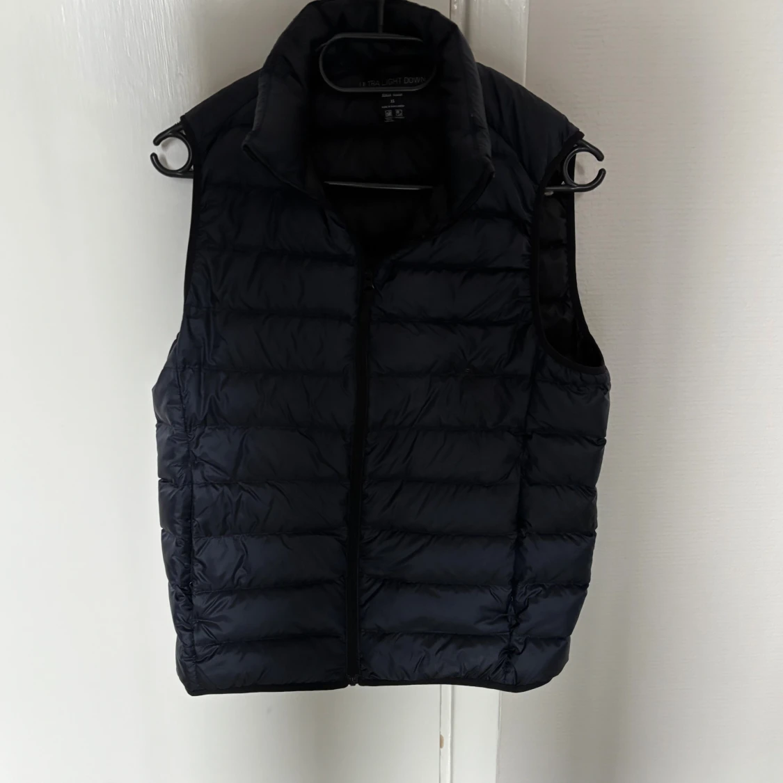 Mörkblå dunväst med dragkedja