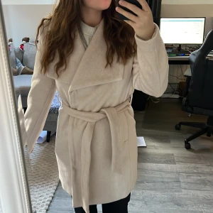 Beige kappa Reserved - Väldigt snygg och sitter skönt på! Väldigt varm!!