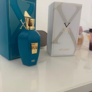 Xerjoff Erba Pura 100ml parfym - Snygg och exklusiv parfym från Xerjoff, Erba Pura. Flaskan rymmer 100 ml och levereras i original förpackning. Endast använd fåtal gånger alltså är flaskan fortfarande full.