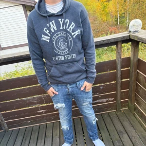 Vintage new york hoodie - Tja säljer en unik vintage new york hoodie i storlek m som köptes i usa för ett par år sen, hör av er vid frågor!