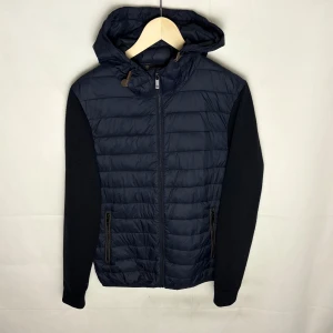 Massimo dutti cardigan  - Modellen är 185. Storlek M passar S