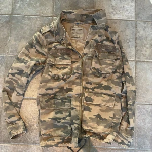 Camo field jacket - Säljer skitsnygg camo jacka från hm, skriv vid funderingar!🤩
