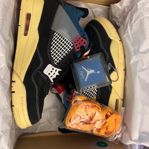 Jordan 4 Union LA svart/blå - Nike Jordan 4 Union LA sneakers med svart mocka, blå mesh och gul. Både extra snören och nyckelringen med. Hör av dig om du har frågor. Kom med bud men orkar inte skambud. 