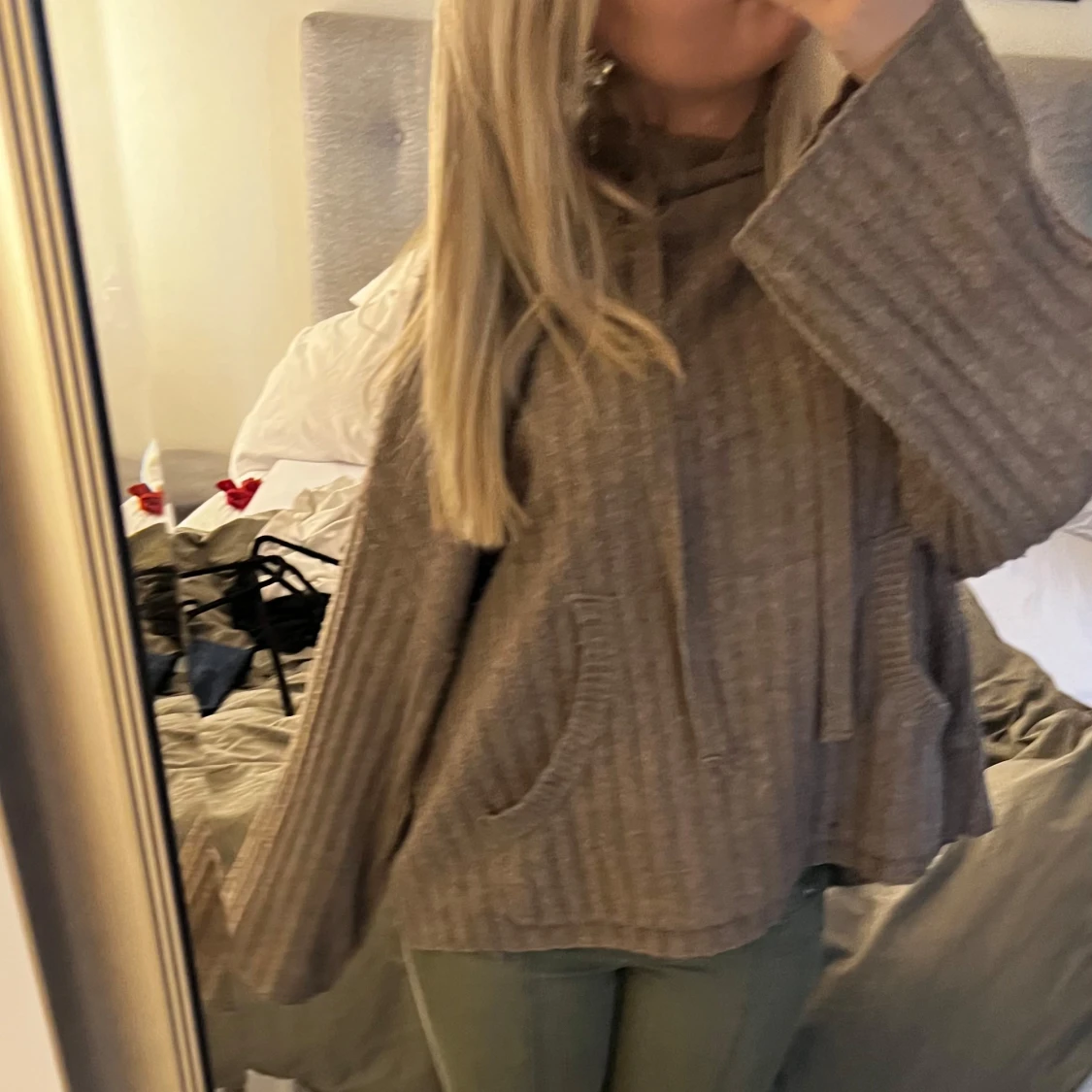 Ribbad beige hoodie med huva - 2