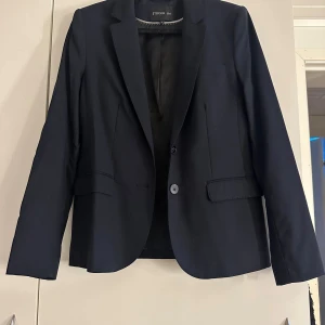 Svart kavaj från Stockh LM, strl 38 - Snygg marinblå kavaj från Stockh LM I stl 38. Kavajen är av klassisk modell med två framfickor och enkel knappstängning. Kavajen är mycket sparsamt använd och är i mycket fint skick!☺️💕