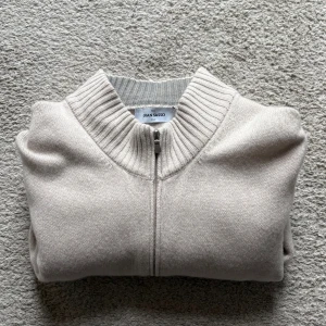 Kashmir cardigan från Gran Sasso. - Kashmir cardigan från Gran Sasso. Beige. Storlek 48/S. Väldigt skönt material och passar till ALLT. Funkar vardagligt på jobb eller skola men även vid andra speciella tillfällen. Patchen som ni ser på bilden har däremot släppt men kapparna sitter kvar i kedjan. Vid frågor är det bara att höra av sig!