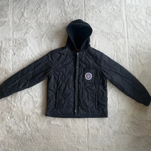 Supreme jacka pledge allegiance  - Hej säljer min supreme eftersom den har blivit för liten för mig. Inga fel eller skador på jackan är som ny. Vid eventuell frågor är det bara att kontakta mig. 