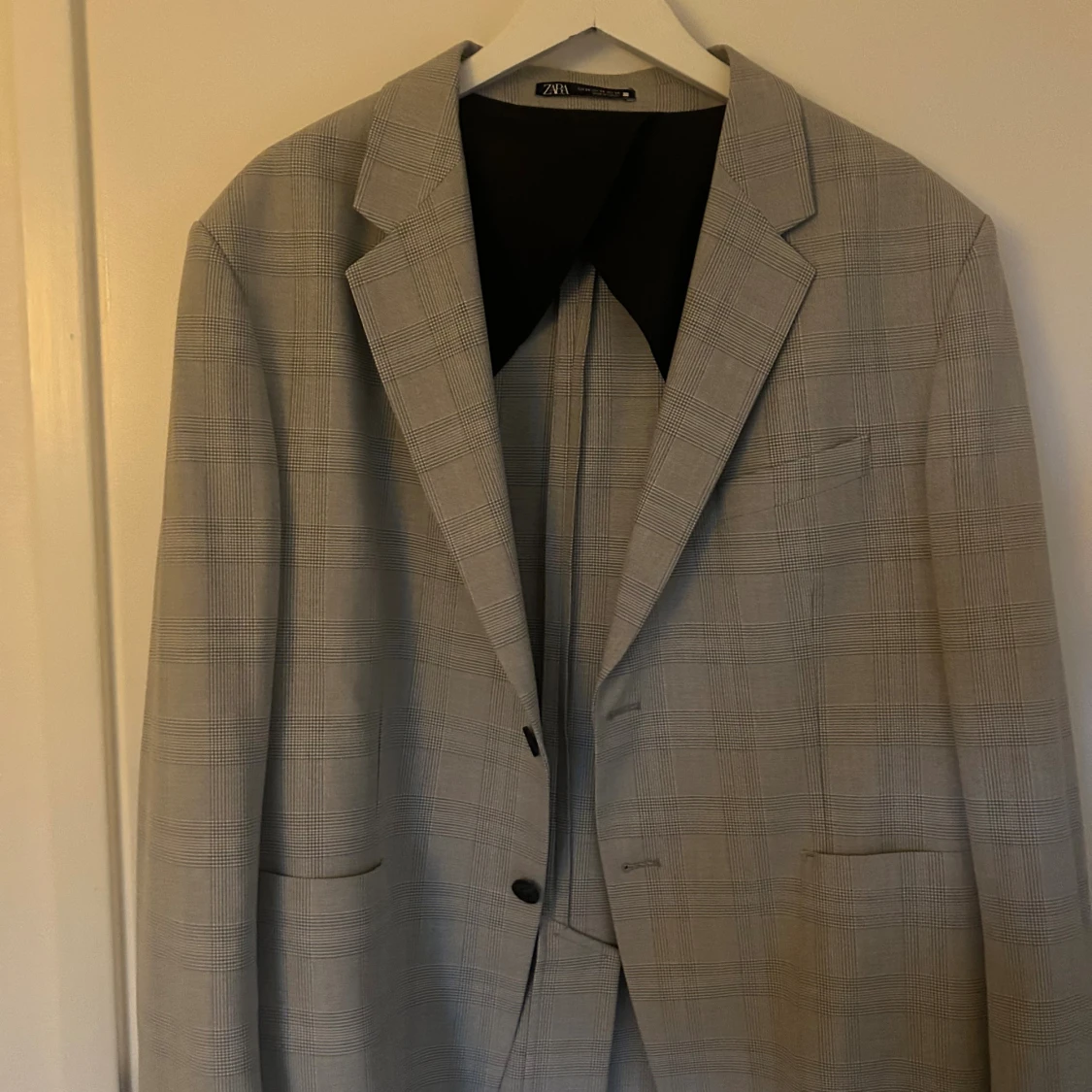 Grå rutig kostym från Zara