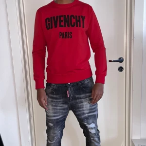 Givenchy tröja strl XS röd  - Helt ny.fin replika med grym kvalitet. Modellen är 175cm väger 67 kg. Pris: 899kr. Först till kvarn. Skickas direkt inom 24h